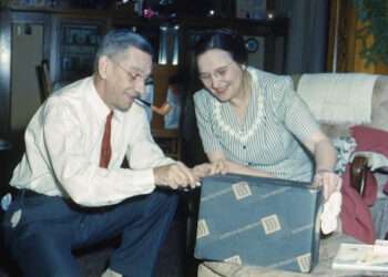 wedding anniversary gift for mom and dad