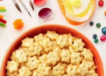 Eco-Friendly Munchies: The Best Organic Snacks for Little Ones